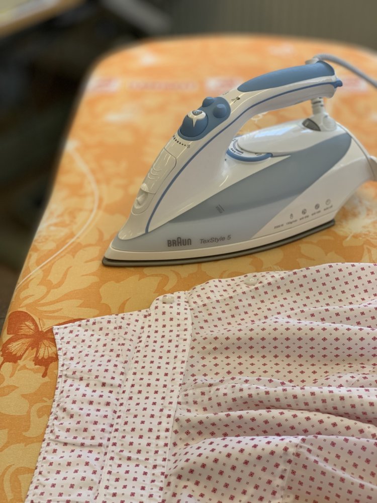 Urovnejte košili na žehlícím prkně tak, abyste jako první vyžehlili rubovou stranu celého límce. Kvůli vyvolněnému materiálu na spodním límci žehlete vždy od špiček ke středu.