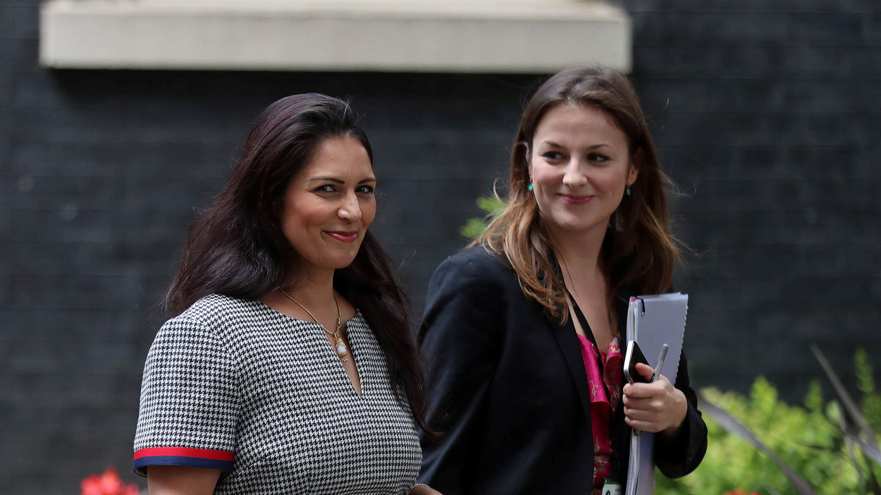 Ministryn vnitra Priti Patelov (vlevo) zadala ednkm, aby nali zpsob, jak ukonit voln pohyb osob vden brexitu, by by to mohlo pinst nkter komplikace.