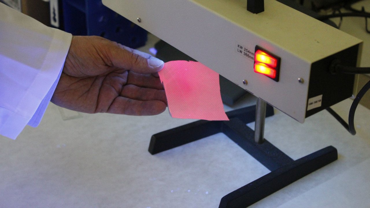 nanovlákna pro roušky, které èistí svìtlo