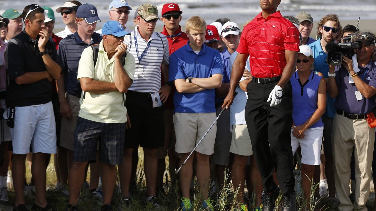 Woods a divci v tsn blzkosti - tradin obrzek vech golfovch turnaj