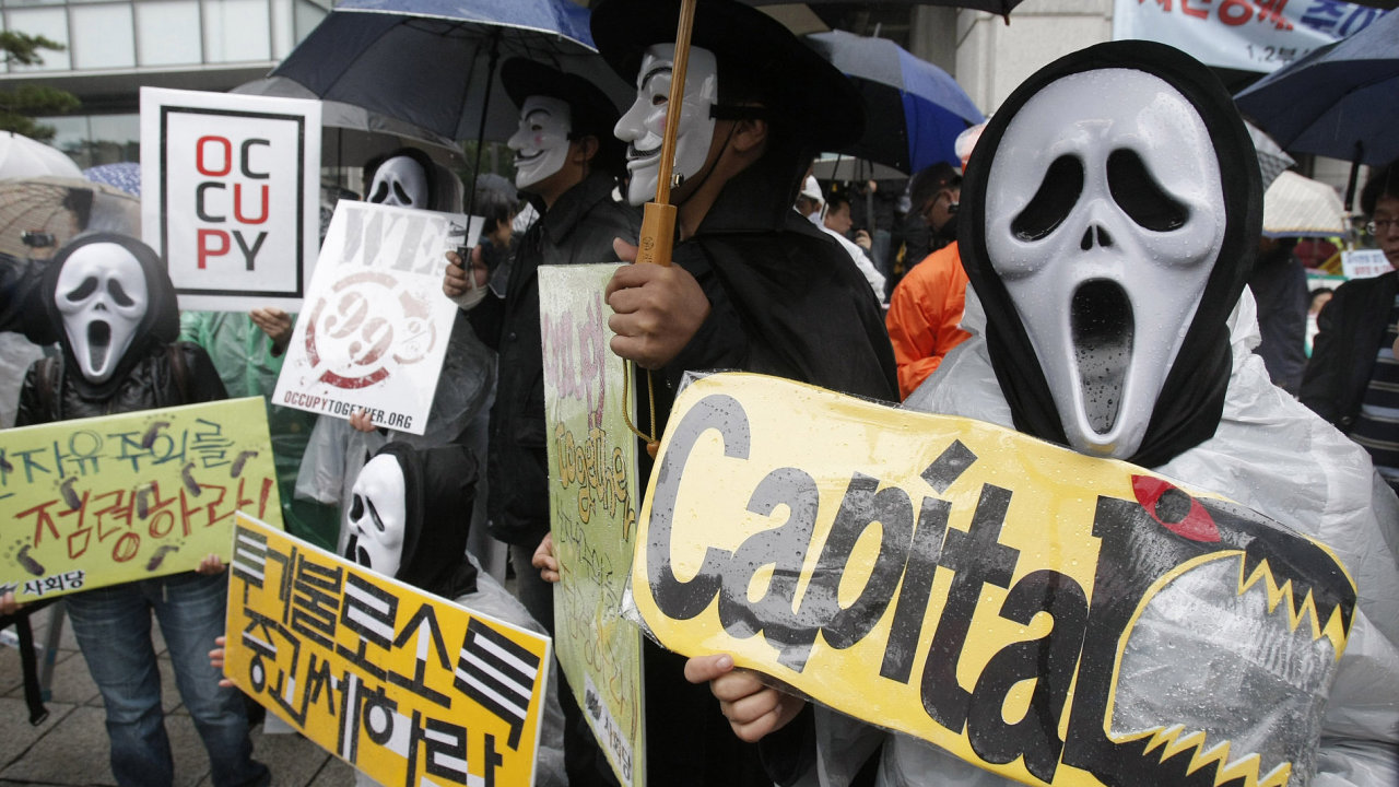 Strašák kapitalismu dìsí protestující v jihokorejském Soulu.