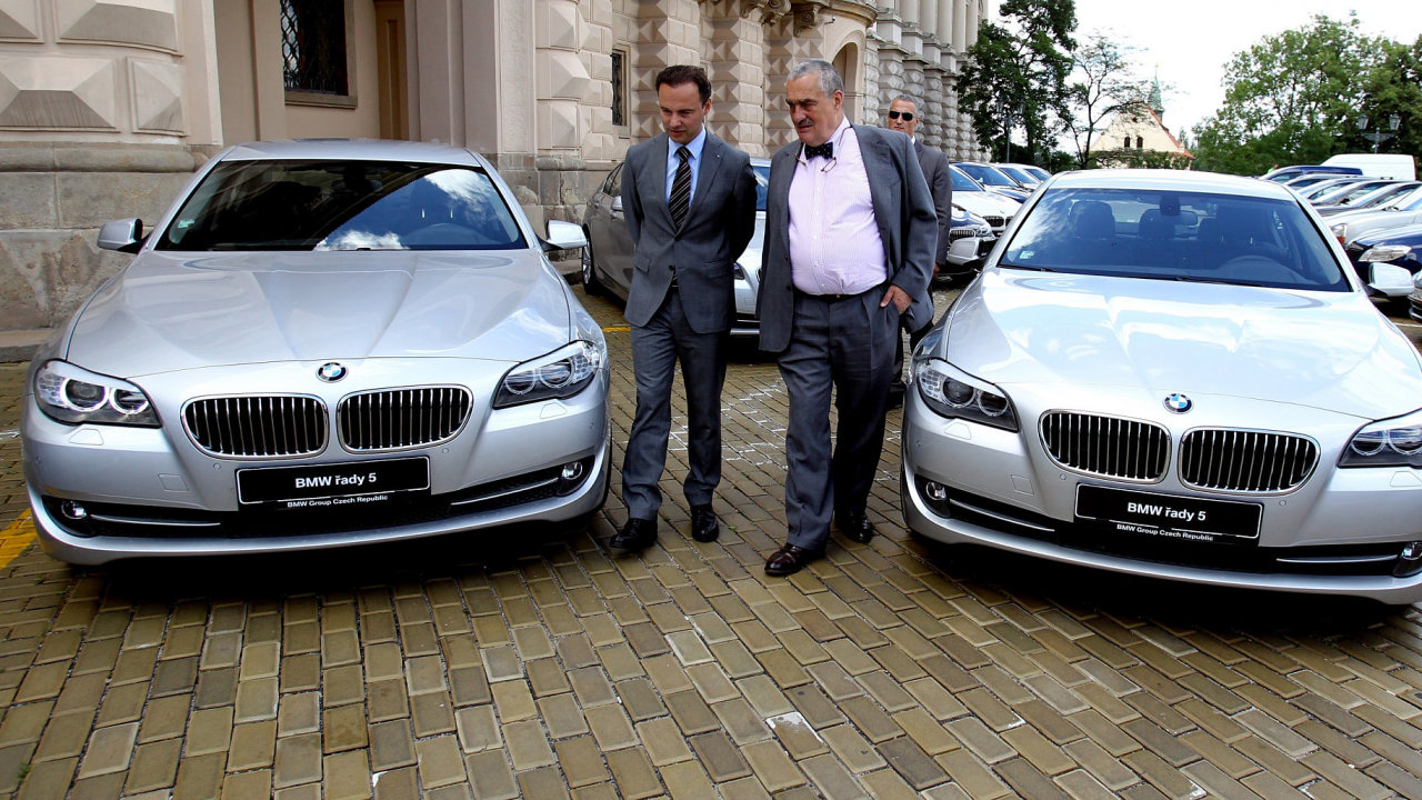 Ministr zahrani Karel Schwarzenberg ped ernnskm palcem pebr prvn vrku novch aut BMW pro diplomaty.