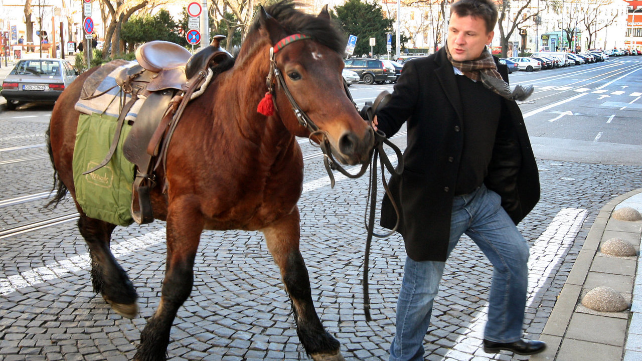 Alojz Hlina na koni v centru Bratislavy
