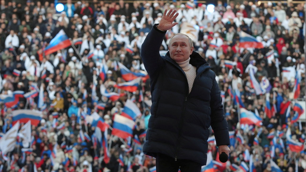Putin pøi projevu k výroèí zabrání Krymu na moskevském stadionu Lužniki.