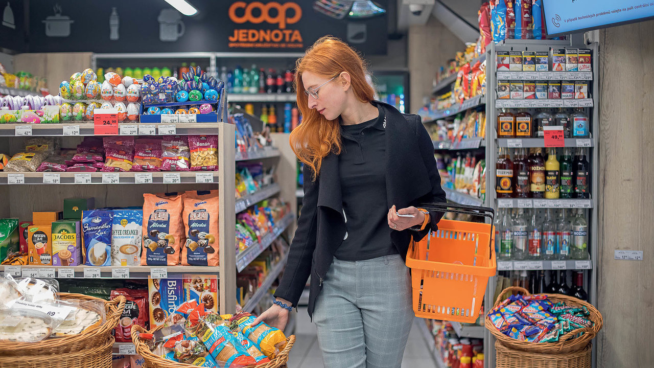Prodejna družstevní sítě COOP se proslavila jedinečným konceptem – po běžné otevírací době funguje bez prodavačů a zákazníci do ní vstupují díky mobilnímu telefonu.