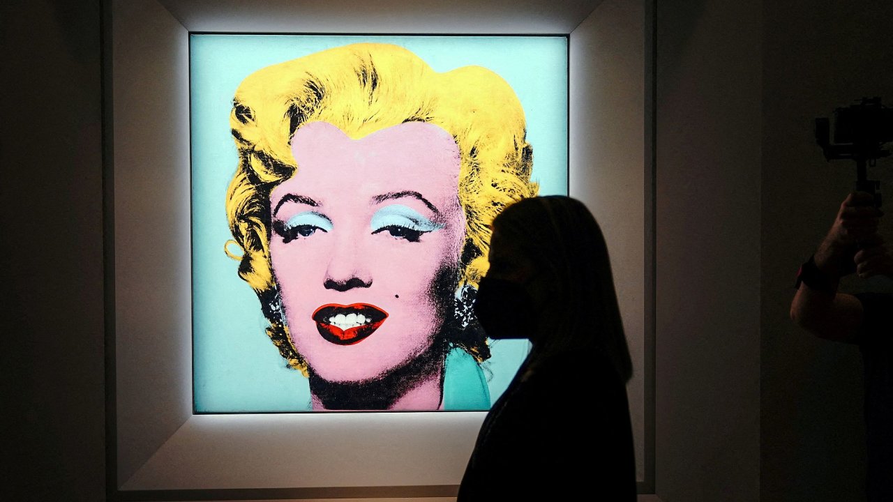 Vydražený obraz je součástí pětidílné série se zvláštní historií. V roce 1964 vstoupila do Warholova ateliéru žena s pistolí, která vystřelila na čtyři portréty Monroe. Kulce unikl ten nyní prodaný.
