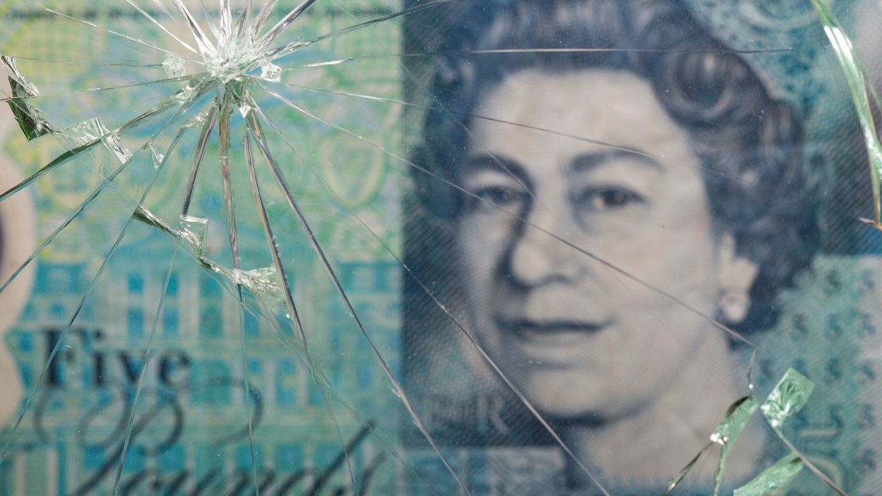 Alžbìta II. je na všech britských bankovkách. Ty i po její smrti zùstávají v platnosti, v pøíštích letech je èeká výmìna.