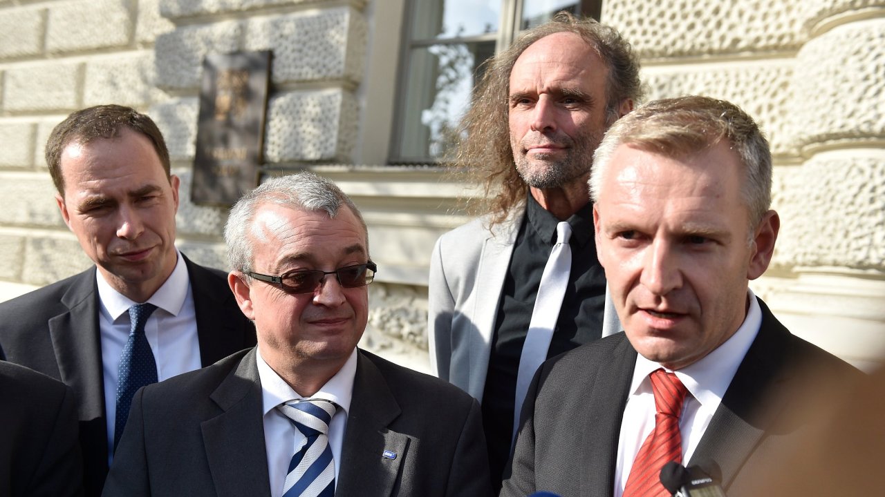 Zleva advokát Jakub Køíž, poslanec ODS Marek Benda, senátoøi Zdenìk Papoušek a Zdenìk Hraba