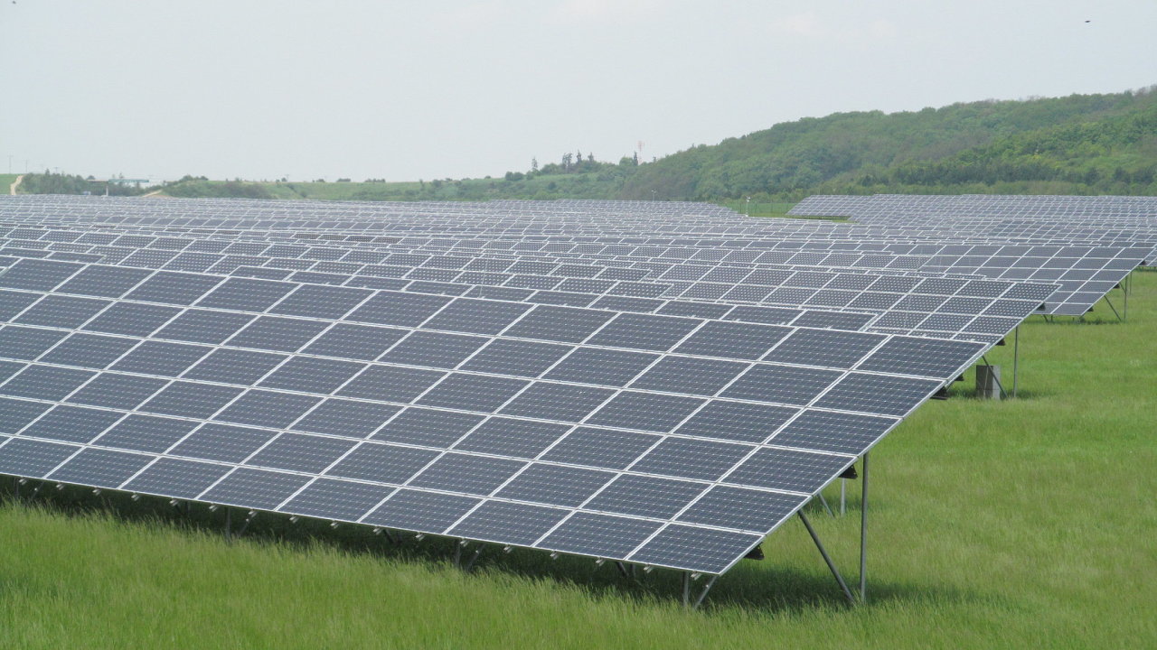 Pozemn fotovoltaick elektrrna v Nov Vsi ve Stedoeskm kraji.