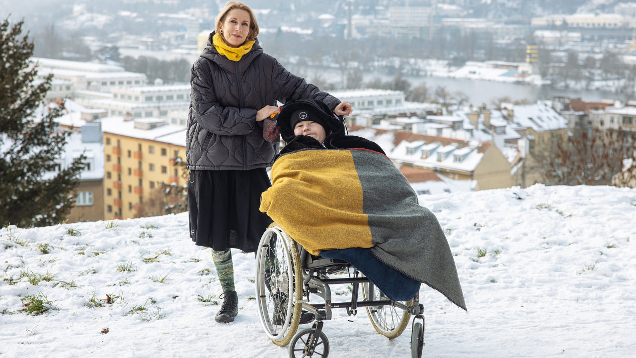 Anna Krejcarová, postižená dívka z Jedlièkova ústavu se svou asistentkou.