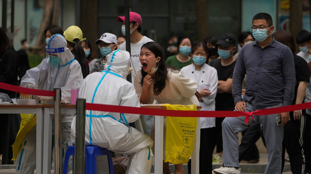 Hromadné testování na koronavirus v Pekingu, kde vypukla nová epidemie nemoci COVID-19.