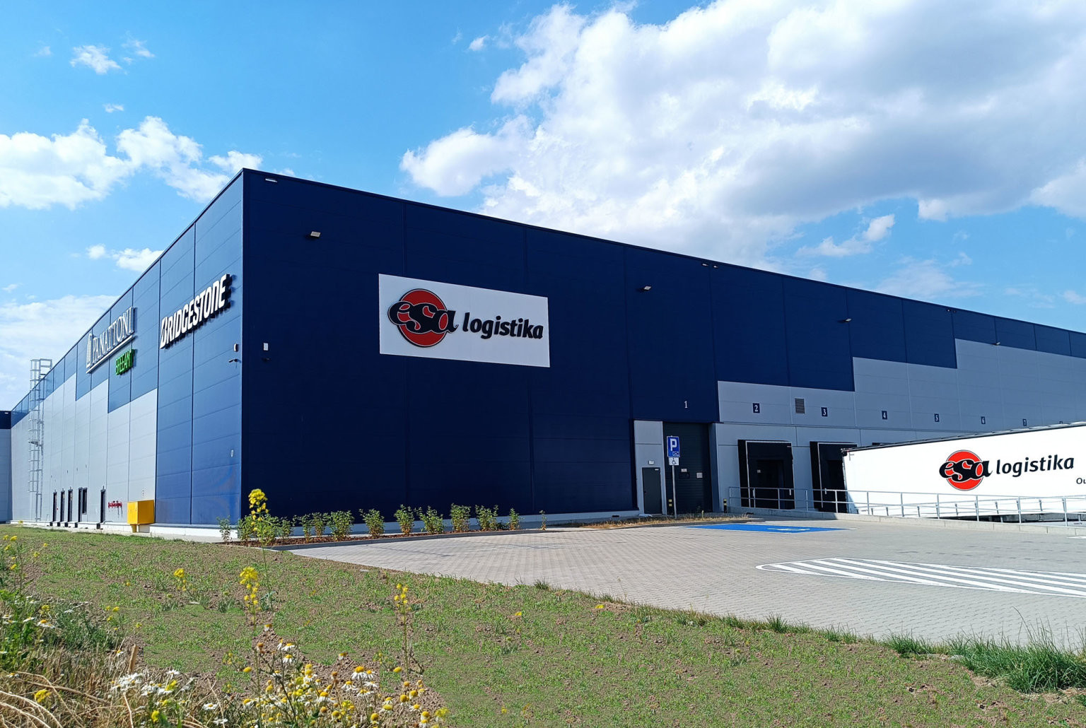 Bridgestone a ESA logistika zprovoznila v Poznani sklad pneumatik. Sklad využívá øadu udržitelných øešení, která umožnila získání certifikátu BREEAM Excellent (ilustraèní snímek).