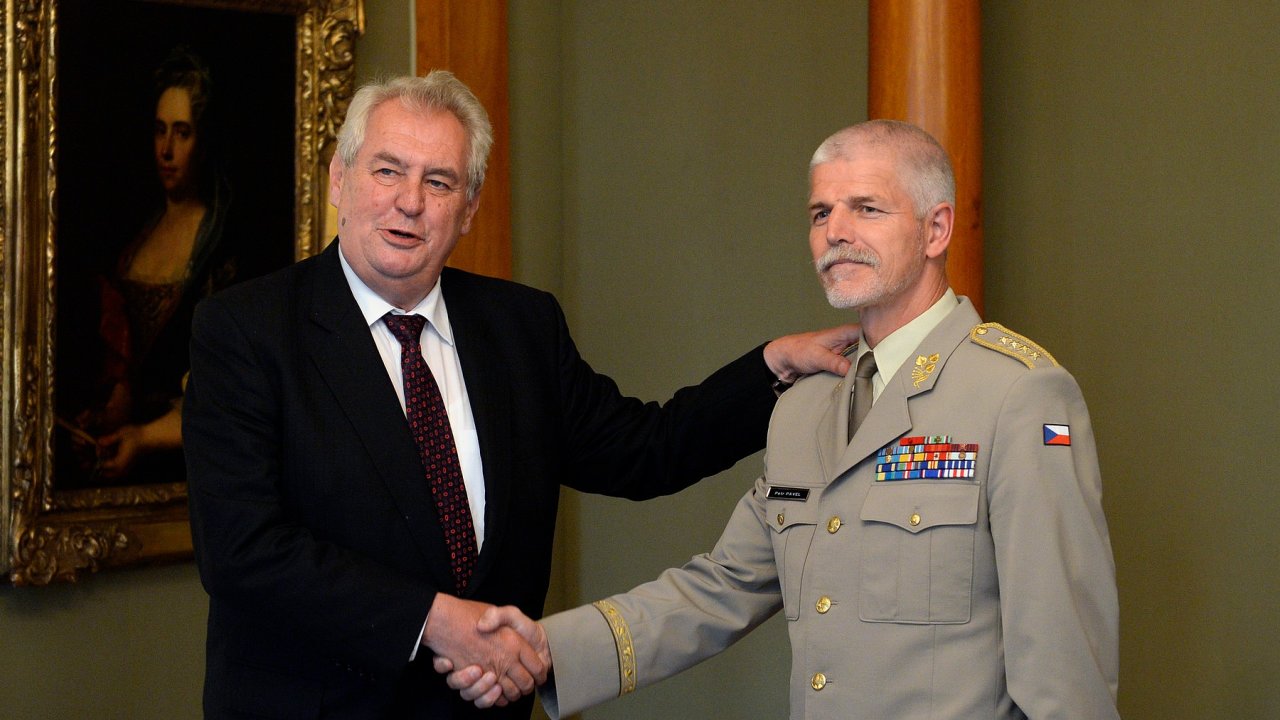 Prezident Miloš Zeman (vlevo) pøijal 1. øíjna v Praze náèelníka Generálního štábu Armády ÈR Petra Pavla.