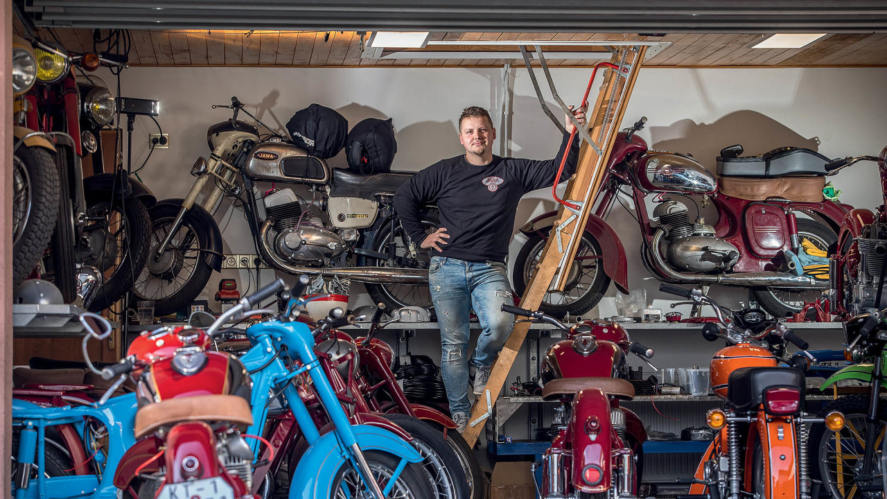 Jirka Havelka se od puberty vìnuje renovaci motocyklù, specializuje se výhradnì na èeskoslovenské stroje. Když mùže, na projížïku vyráží na „zetkách“.
