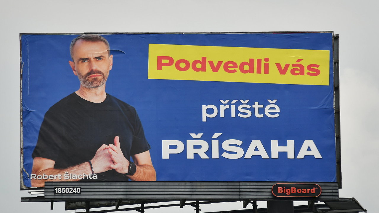 Robert Šlachta na billboardu svého hnutí Pøísaha, umístìného u dálnice D1 z Prahy do Brna.