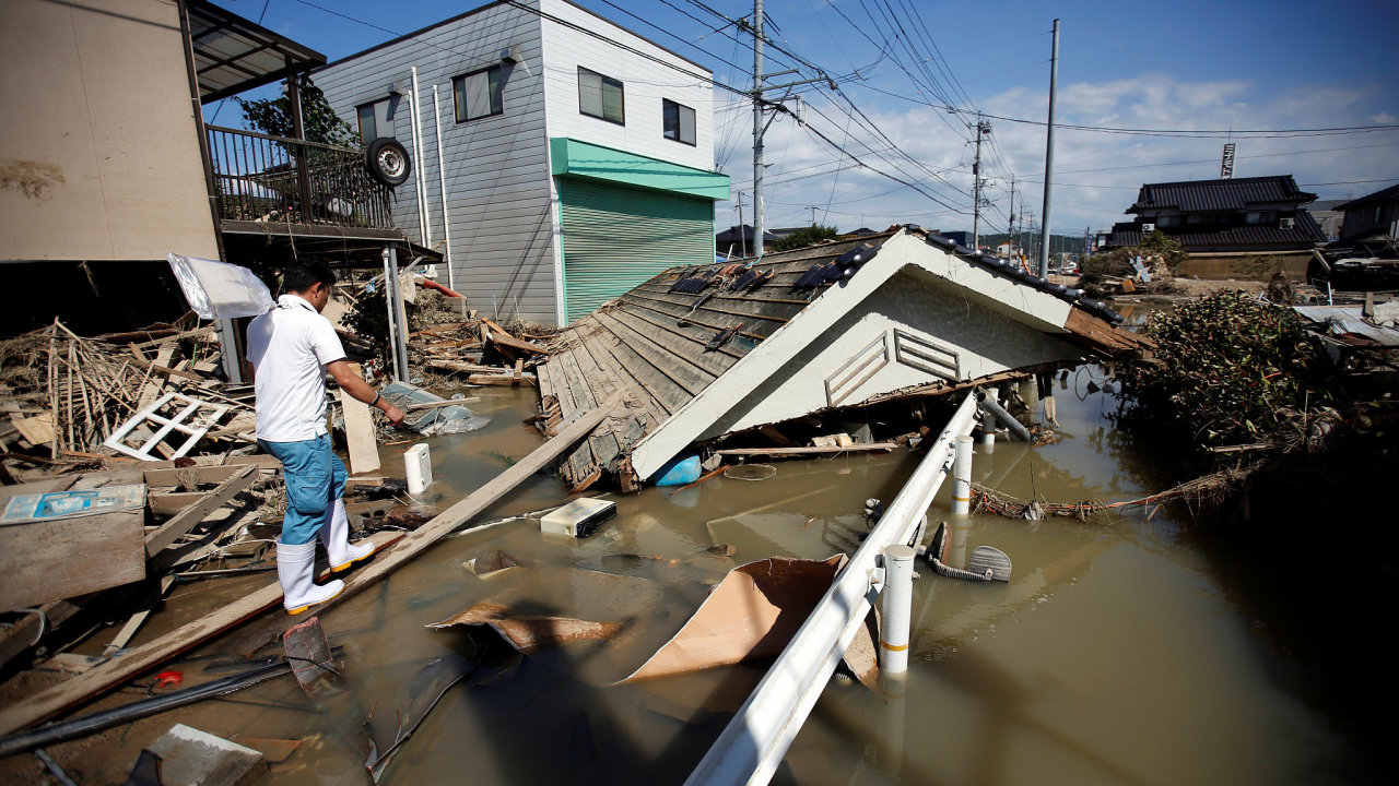 Peiv obyvatel povodnmi znienho msta Mabi v japonskm Kurashiki.
