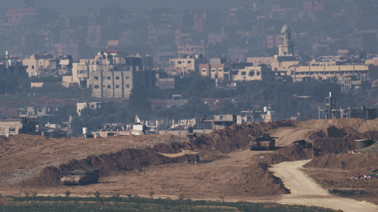 Izraelsk tanky na hranici msta Gaza.
