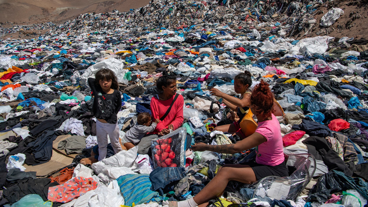 eny hledaj pouit obleen mezi tunami odv vyhozench v pouti Atacama, v Alto Hospicio, Iquique, Chile