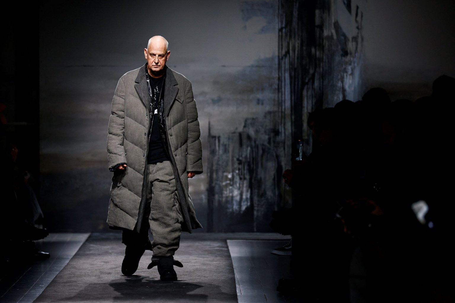 Nov kolekce designra Yohji Yamamota na paskm fashion weeku FW25