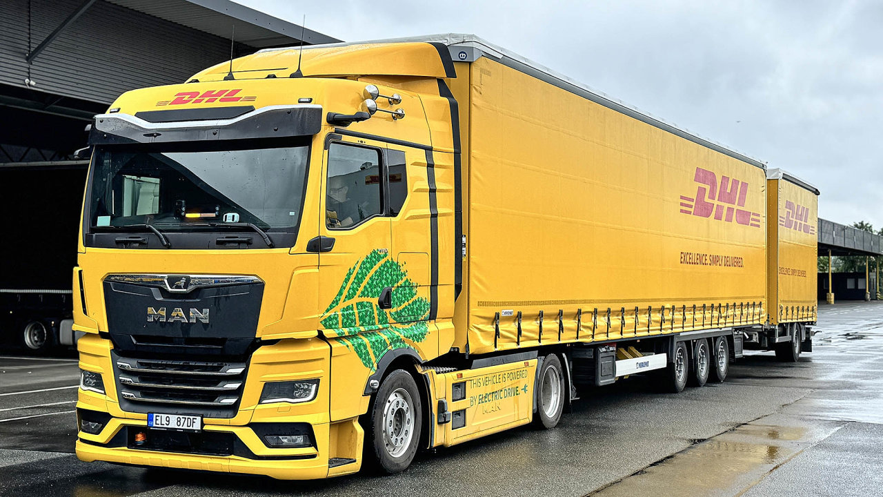 MAN eTGX Ultra Low Liner jezd vesku vbarvch DHL Supply Chain apev dly pro vrobn zvody automobilky koda Auto.