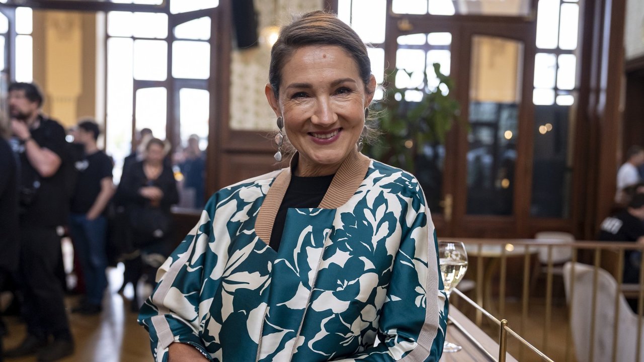 Sledovn stn vsledk voleb 4. jna 2025 u Pirt. Na snmku Gabriela Svrovsk.