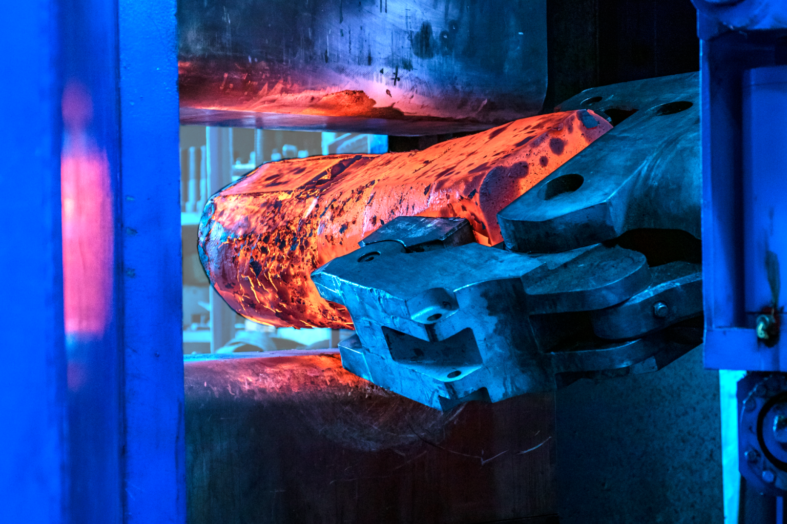 V�kovky maj� oproti lit�m materi�l�m �i d�l�m vyroben�m 3D tiskem vy��� pevnost. V�odd�len� metalurgick� technologie dok�ou pracovat i�s�rozm�rn�mi ingoty.