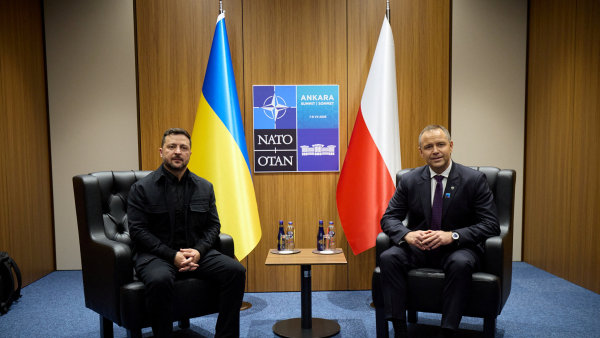 Ukrajinsk� prezident Volodymyr Zelenskyj a jeho polsk� kolega Karol Nawrocki...