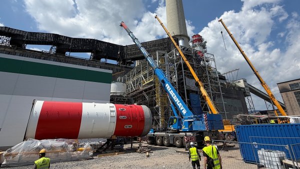 Instalace turbíny při výstavbě paroplynové elektrárny v Komořanech