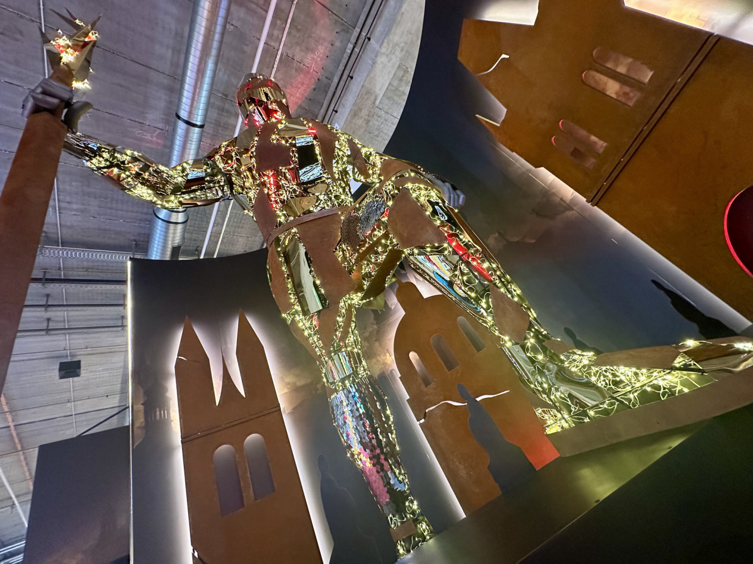 Z pražské legendy až do Frankfurtu. Pětimetrový Golem se stal dominantou české prezentace na veletrhu Christmasworld. (Foto: Tisková zpráva) Z pražské legendy až do Frankfurtu. Pětimetrový Golem se stal dominantou...