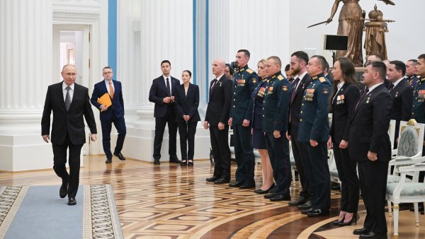 Prezident Vladimir Putin se 22. kv�tna 2026 se�el v Kremlu s absolventy...