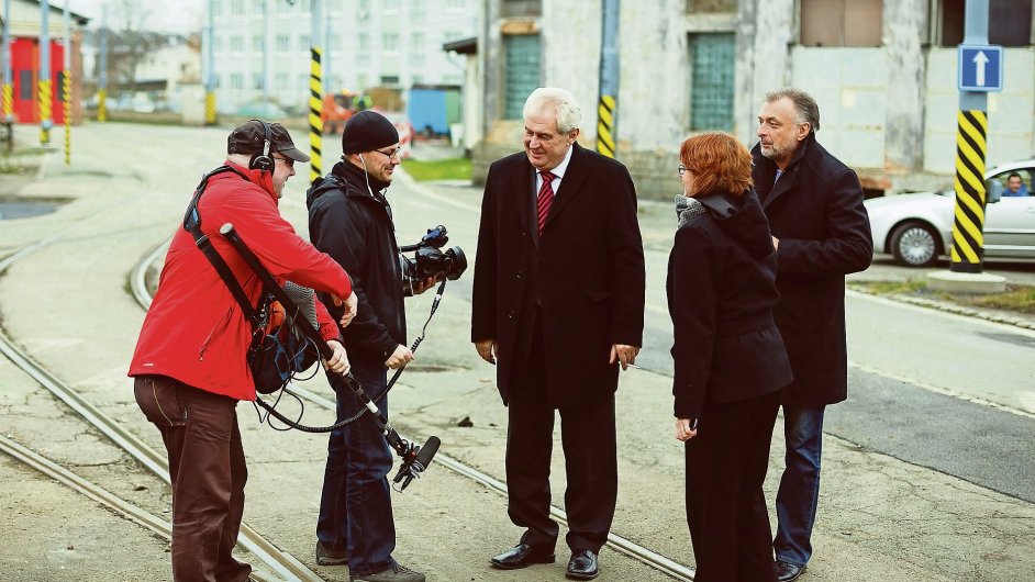 tb dokumentaristy Tome Kudrny (druh zleva) sledoval prezidentsk kandidty od loskho ervence.