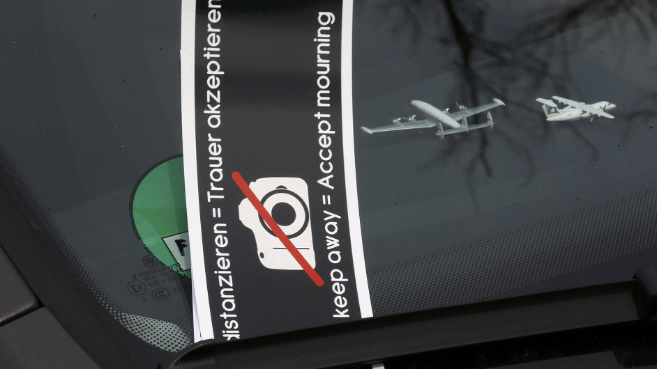 Tragdie airbusu spolenosti Germanwings (na snmku lstek Nevstupovat  truchlme z Haltern am See, odkud pochz 18 obt).