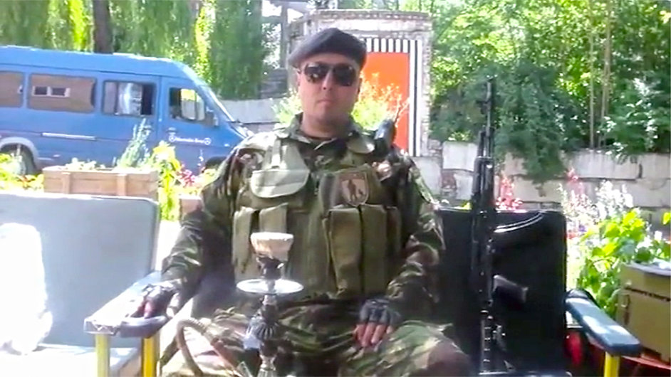 Na videu v DOX hovoří také jeden z předáků doněckých separatistů.