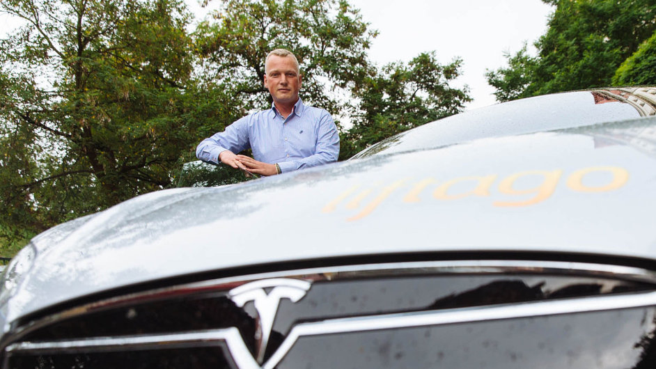 Martin Hausenblas jezd elektromobilem Tesla. Krom provozovn mobiln aplikace pro taxislubu chce podpoit tak dopravu na jzdnch kolech.