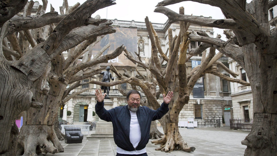 Objekty, kter Aj Wej-wej (nasnmku) vystavuje nandvo Royal Academy of Arts, jsou vytvoeny zmrtvch strom vextrmn zneitnch regionech ny.