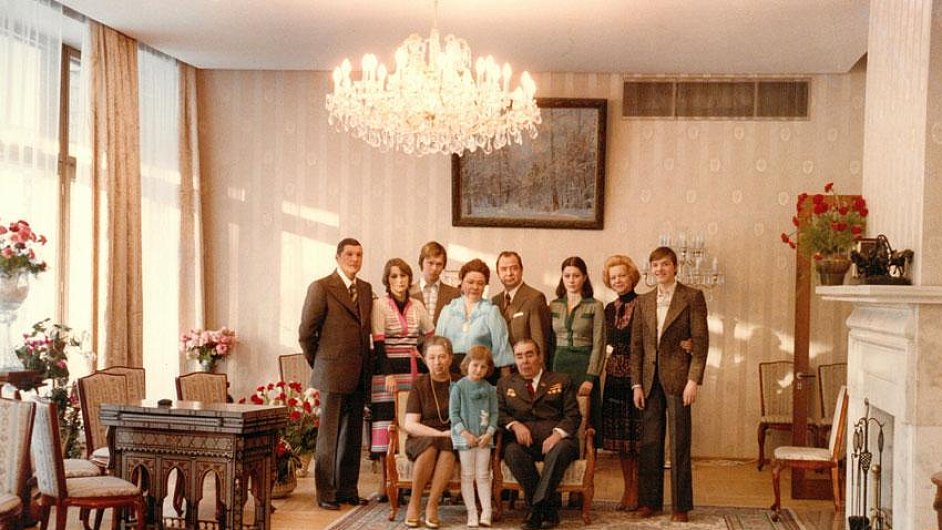 Na snmku z vstavy Leonid Brenv s rodinou z roku 1977.