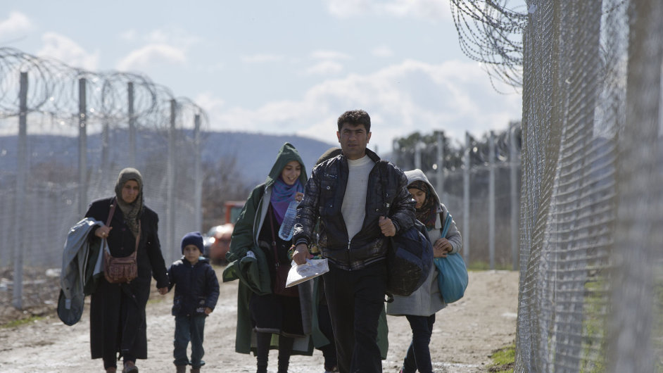 Uprchlci na cest k registraci - Ilustran foto