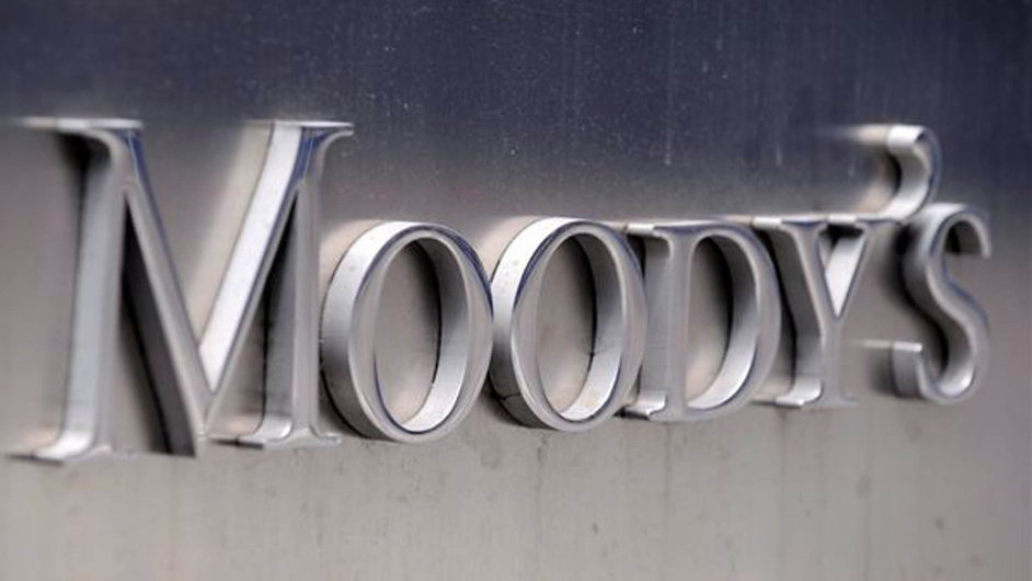 Agentura Moody's tak varovala, e nedostatek pracovnch sil a rychl rst mezd by mohly v krtkodobm horizontu ovlivnit konkurenceschopnost.