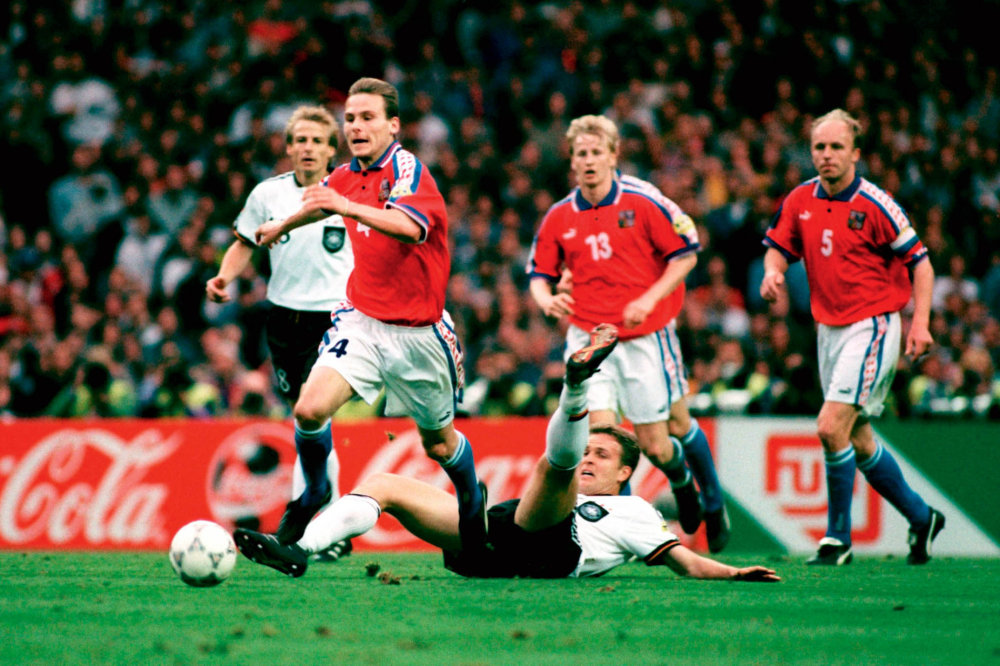 Stříbrné Euro 1996 znamenalo pro Pavla Nedvěda vstupní bránu do světa velkého fotbalu. Stříbrné Euro 1996 znamenalo pro Pavla Nedvěda vstupní bránu do světa velkého fotbalu.