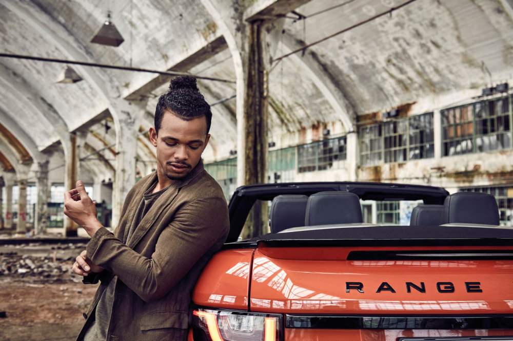 Nový model Range Rover Evoque je robustní tělem a nespoutaný duchem. Stejně jako zpěvák a sportovec Ben Cristovao. Nový model Range Rover Evoque je robustní tělem a nespoutaný duchem. Stejně jako zpěvák a sportovec Ben Cristovao.