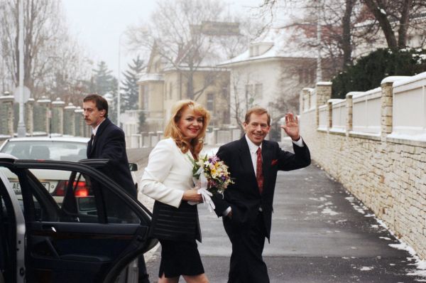 P�ed dvaceti lety, 4. ledna 1997, se v Praze na �i�kov� konala ve�ejnosti utajen&aacute; svatba V&aacute;clava Havla s here�kou Dagmar Ve&scaron;krnovou.