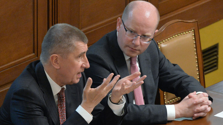 Ministr financí Andrej Babiš a premiér Bohuslav Sobotka ve sněmovně.