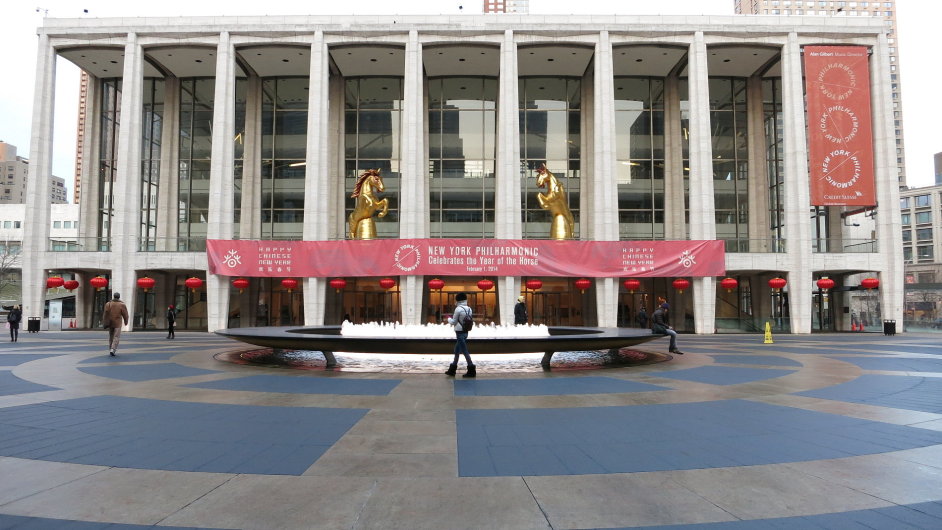 V Lincolnov centru na newyorskm Manhattanu sdl Newyorsk filharmonie, Metropolitn opera i Newyorsk balet.