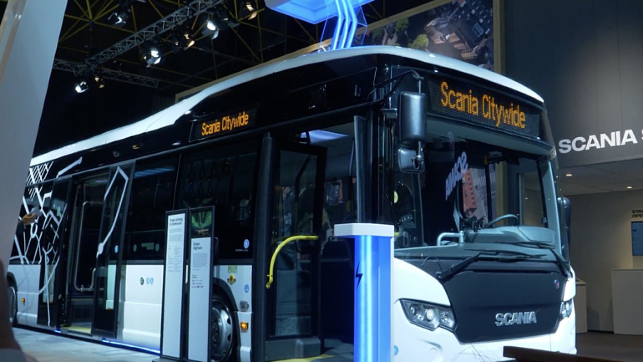 VIDEO: Scania pedstavila nov autobus. Uvnit m potahy z losa