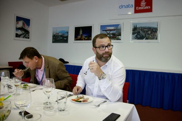 Boivoj Trejbal, editel esk divize aerolinek Emirates (vpravo) a Frantiek r, editel spolenosti Dnata, kter zajiuje aerolinkm oberstven