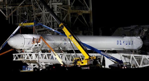 Raketa Falcon 9 p�ed startem do vesm&iacute;ru.