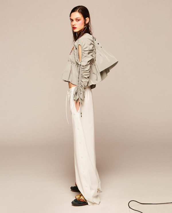 Top, boty, oboje Carven (prodává Alizé); kalhoty, Valentino (prodává Alizé).