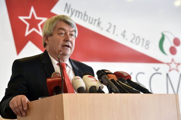 P�edseda KS�M Vojt�ch Filip h&aacute;jil na dne&scaron;n&iacute;m stranick&eacute;m sjezdu v Nymburku vyjedn&aacute;v&aacute;n&iacute; o toleranci vl&aacute;dy v&iacute;t�ze voleb hnut&iacute; ANO.