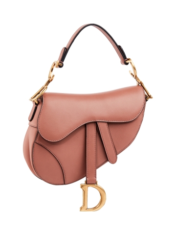 Kultovní kabelku Saddle Bag ve tvaru koňského sedla navrhl v roce 1999 John Galliano. V kolekci ji najdete ve dvou provedeních – z telecí kůže různých barev nebo s motivem patchworku inspirovaném 70. léty.
