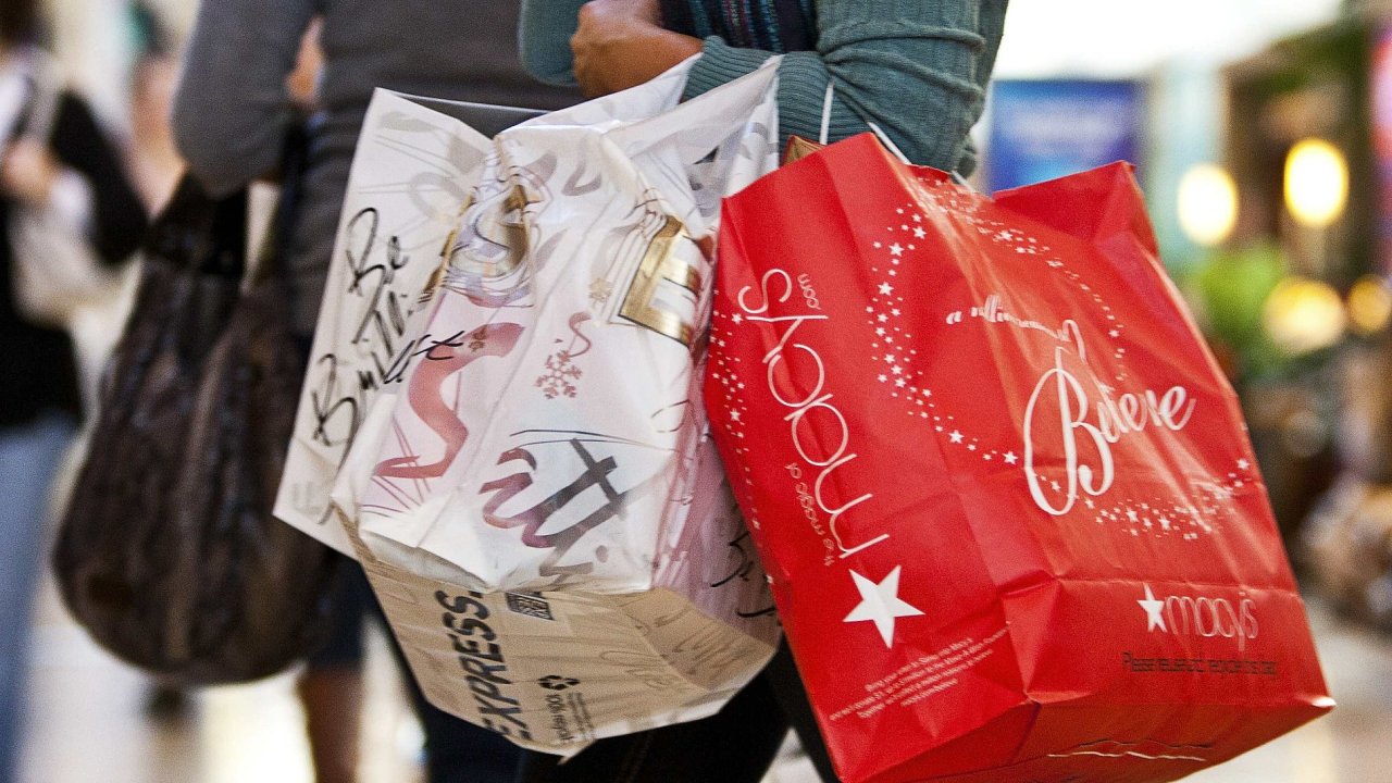 Nakupování, spotřebitelé, nákupní tašky. Ilustrační foto.